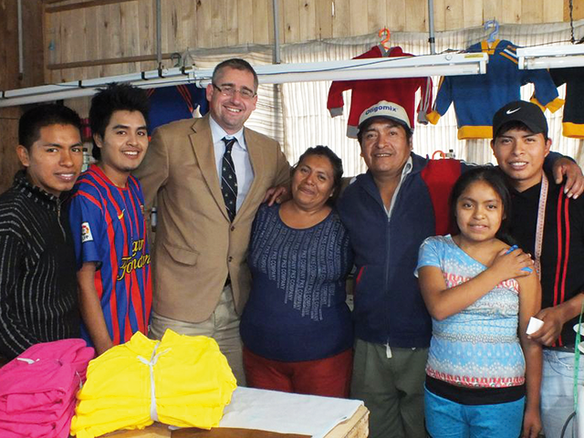 John Philip McNally, con José Luis Llen y familia