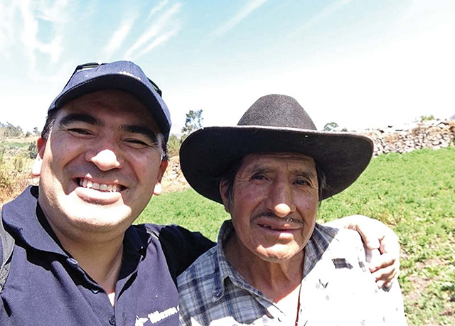 Richard Bocardo con Aquiles Riqueros, cliente