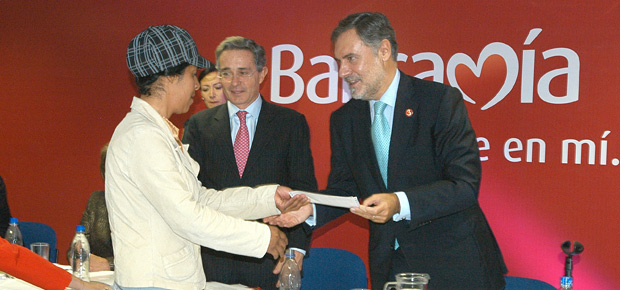 Fotografía del Presidente de Colombia, Álvaro Uribe, con Manuel Méndez del Río, FMBBVA Bancamía Colombia