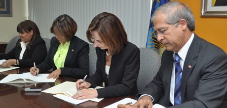 Fotografía de Firma del convenio de colaboración Banco Adopem, BID y Nestlé