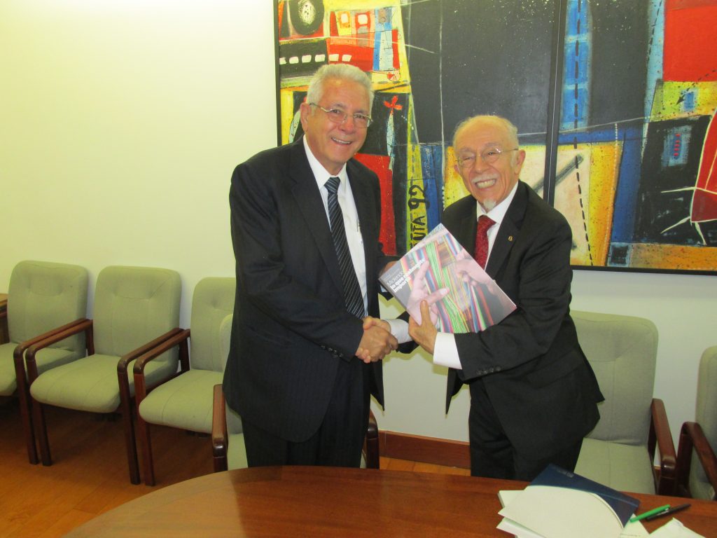 Fotografía de Claudio González-Vega, presidente del patronato de la FMBBVA con el presidente del Banco Central de Costa Rica