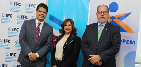 Fotografía de Guillermo Villanueva, Representante en la República Dominicana del IFC, Sonia Reyes, Vicepresidente de Finanzas y Contabilidad de ADOPEM (FMBBVA) y Hamlet Hermann Morera, Gerente General y Vicepresidente Ejecutivo de la BVRD