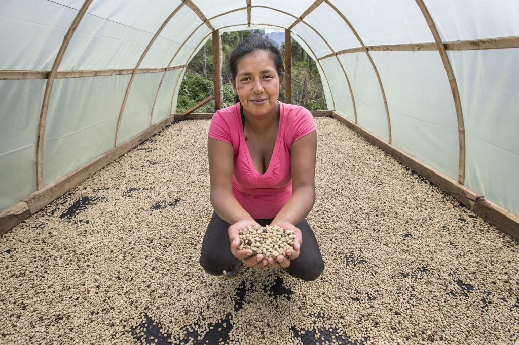 Karen Canatón, clienta de Bancamía, que ha iniciado un negocio agrícola en Colombia tras abandonar su ciudad debido al conflicto