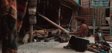 Fotografía de Mujer y niño Financiera Confianza Perú, FMBBVA