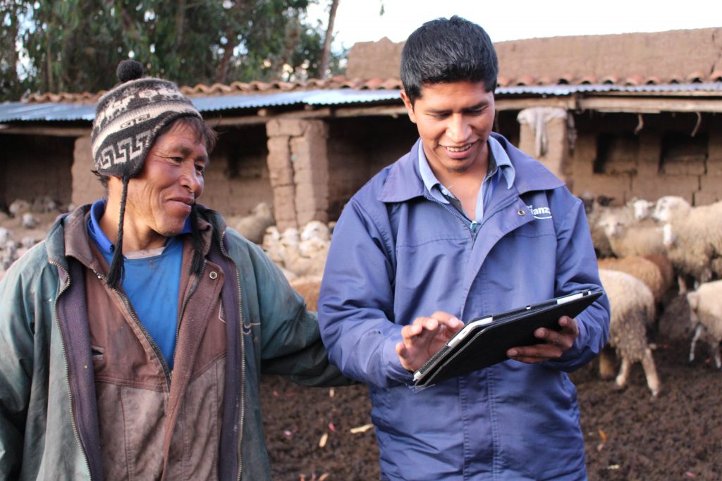 Fotografía de un asesor de Financiera Confianza (FMBBVA en Perú) con uno de los emprendedores a los que apoya esta entidad