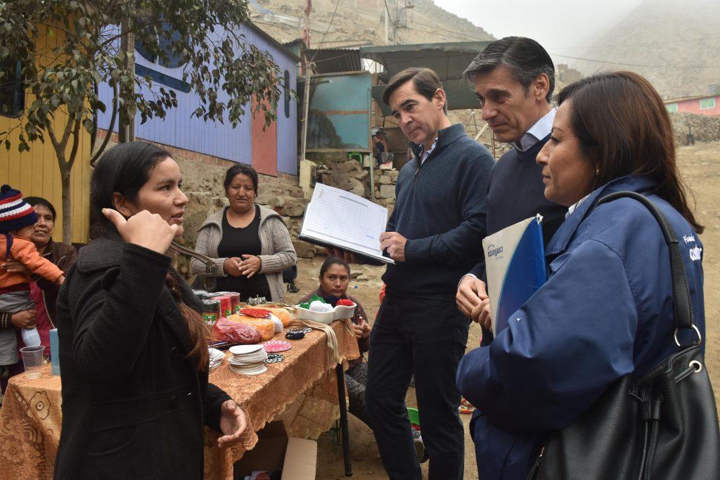 Fotografía de Carlos Torres, consejero delegado de BBVA, con Javier Flores, director general de la FMBBVA en San Juan de Lurigancho, Peru