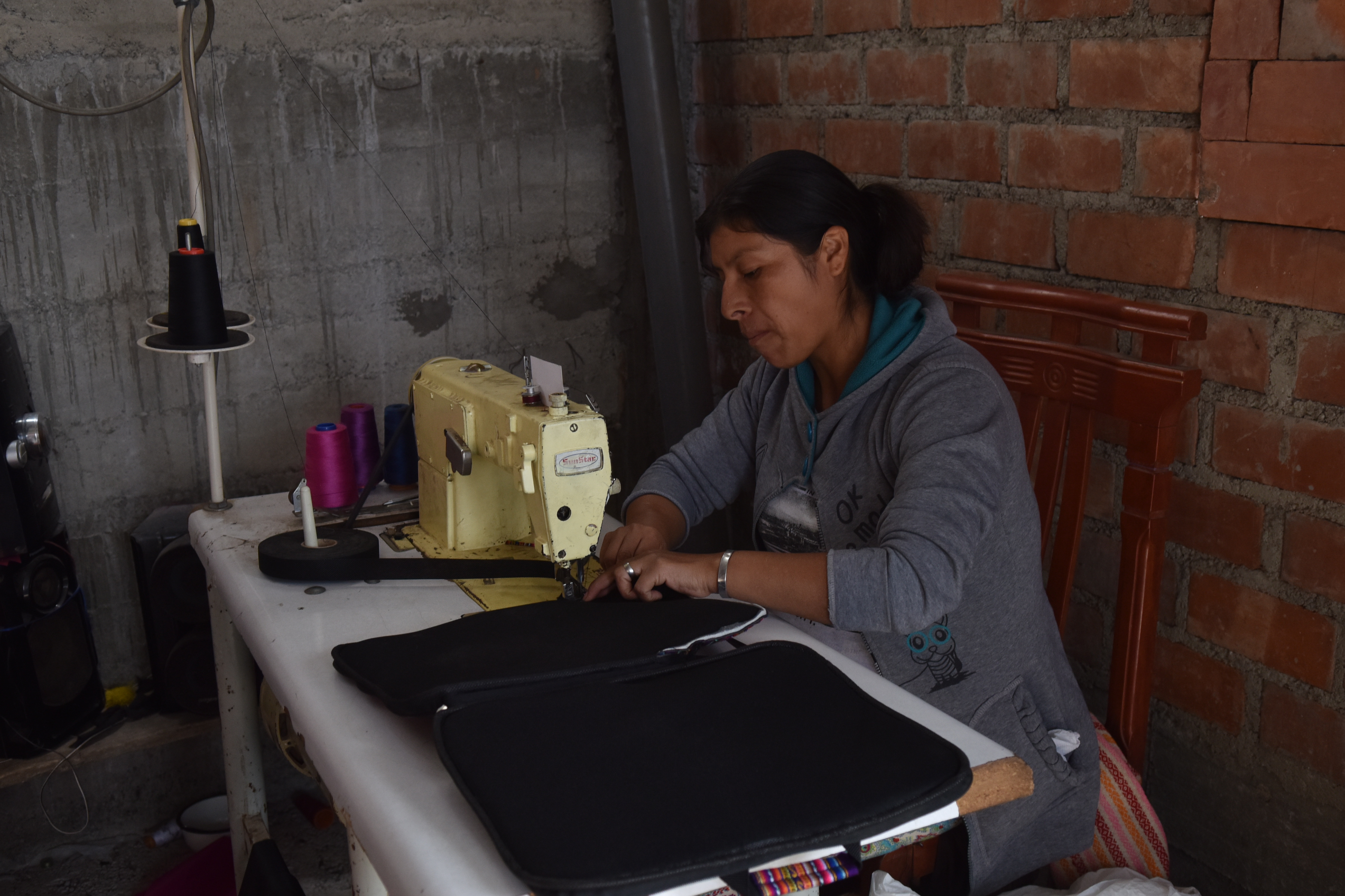 Armandina Villanera, emprendedora de Financiera Confianza, trabajando con su máquina de coser