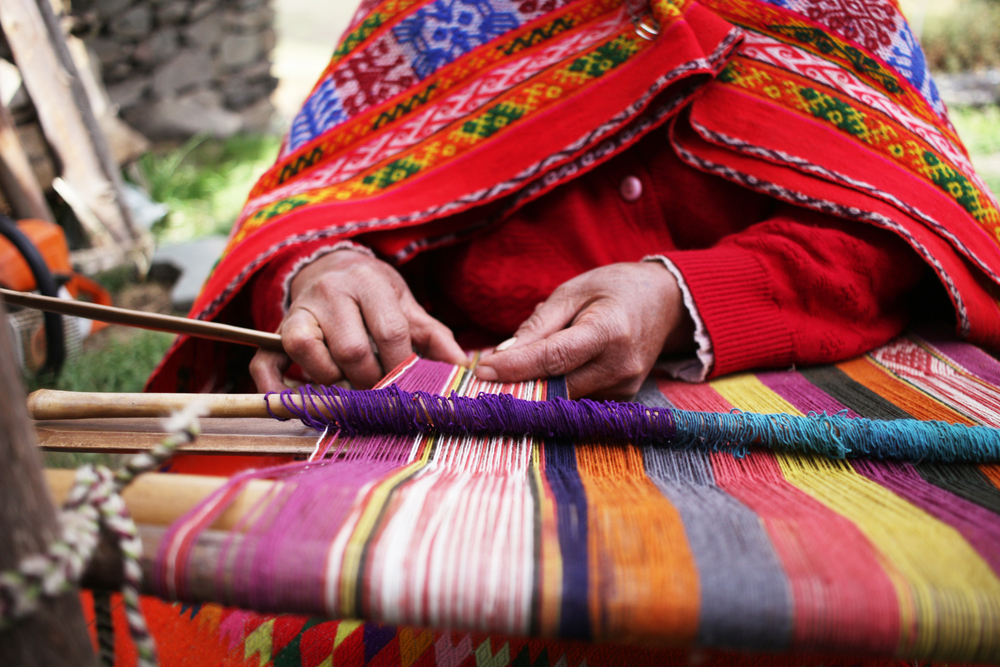 Recurso mujer tejiendo