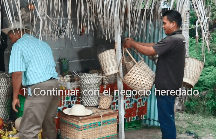 El abuelo de Néstor fue quien empezó el negocio de artesanía, pero a su fallecimiento, el nieto tomó las riendas del proyecto. Se asoció con un grupo de artesanos y juntos crearon una cooperativa que les ha permitido llegar a un mercado más amplio.