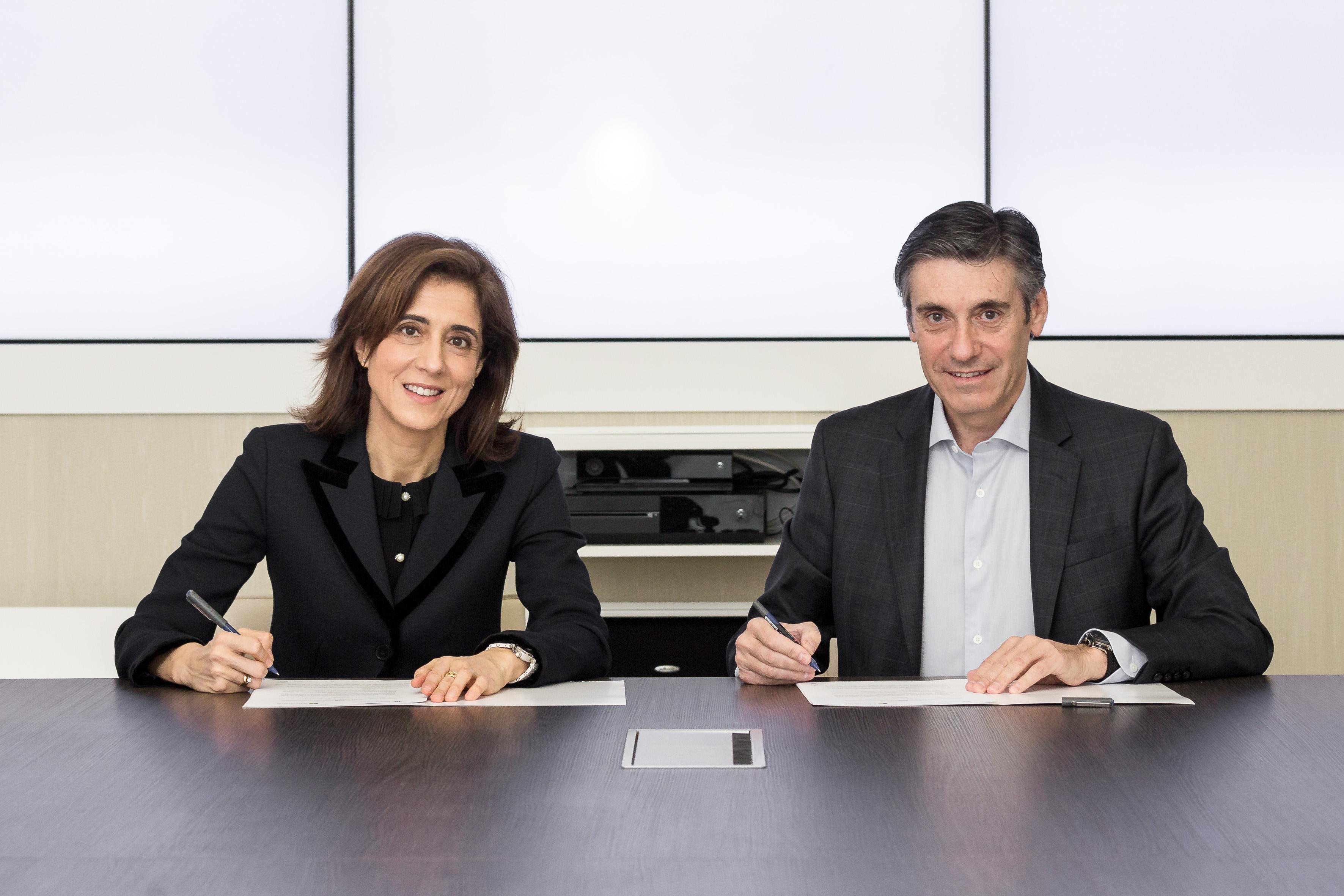 Javier M. Flores, director general de la FMBBVA y Pilar López, presidenta de Microsoft Ibérica, durante la firma del acuerdo de colaboración
