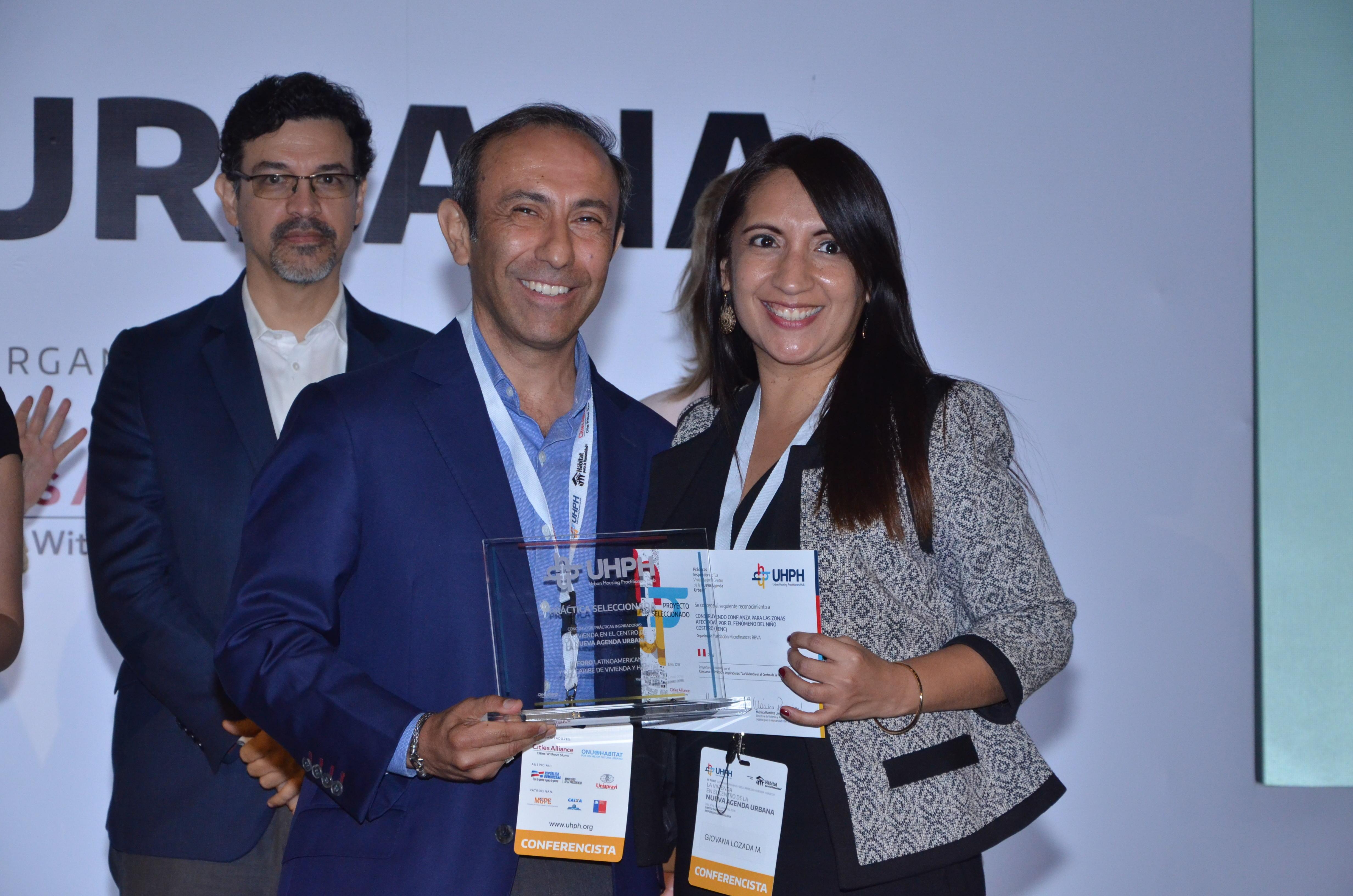 Giovana Lozada, responsable del proyecto Construyendo Confianza recibe el premio 