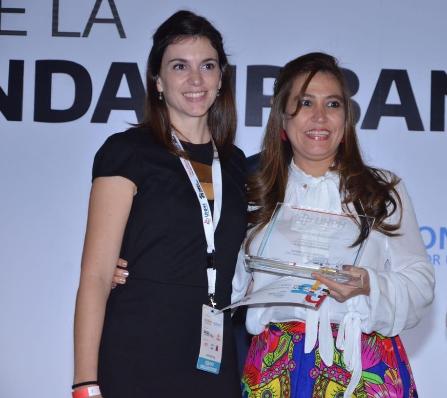 Kira Gardellini, de Microserfin, recoge el premio que reconoce la contribución del programa Casafin al desarrollo urbano sostenible