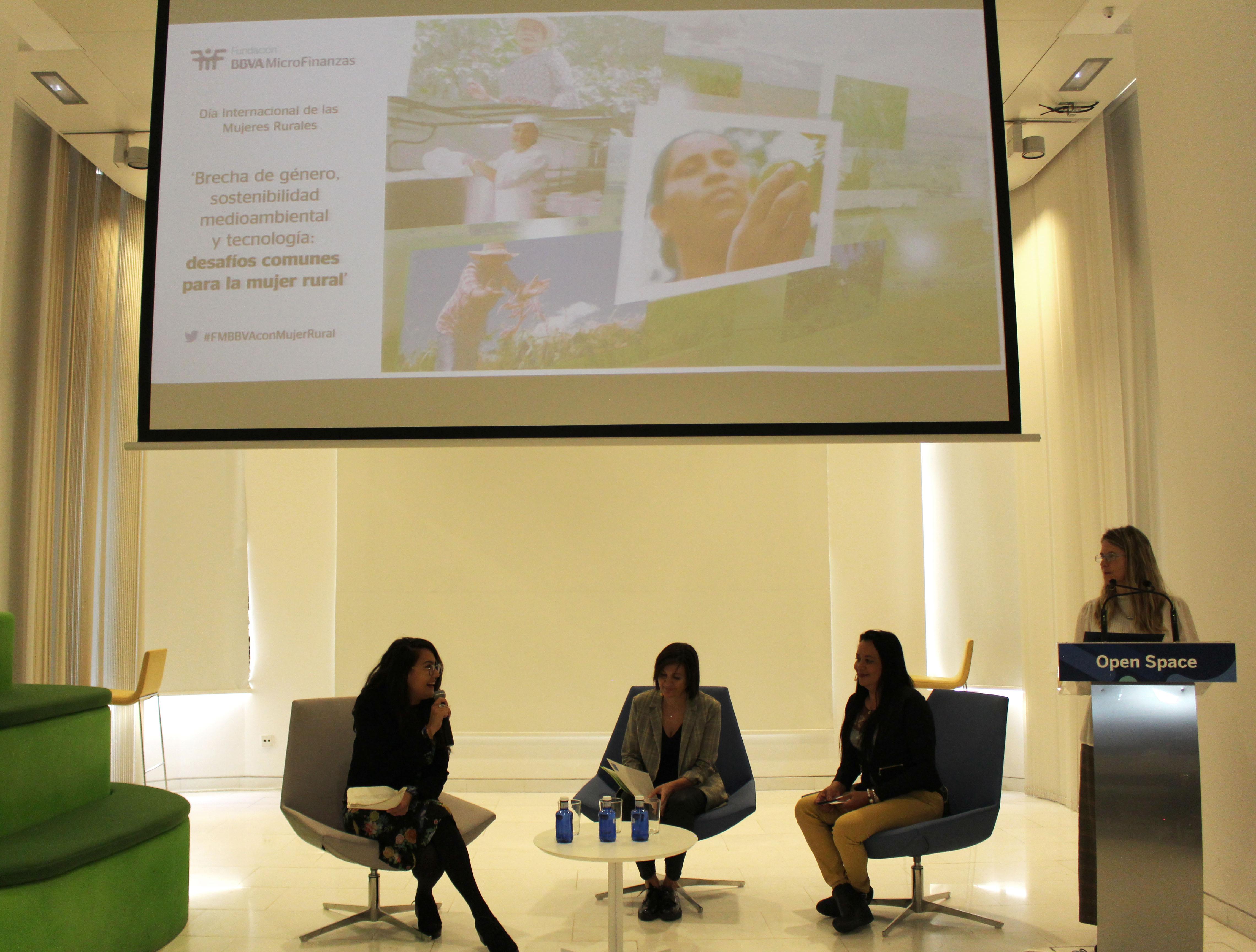 Sandra Mendoza, agricultora y ganadera de la FMBBVA; Manuela Gómez, emprendedora española de FADEMUR y la moderadora, Bárbara Villar, secretaria técnica del Frente Parlamentario contra el Hambre de América Latina y el Caribe de FAO