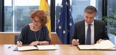 Consejera delegada de ICEX, María Peña, y el director general de la Fundación Microfinanzas BBVA, Javier M Flores firmando acuerdo