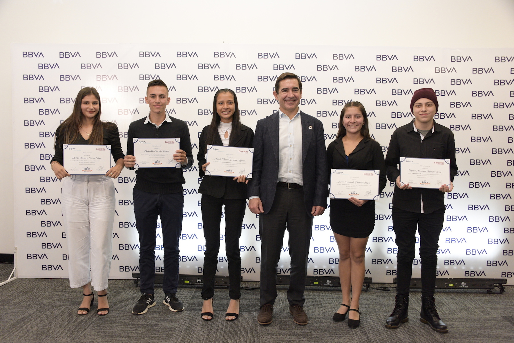 El presidente de BBVA, con los ganadores de la Beca Transformando Realidades