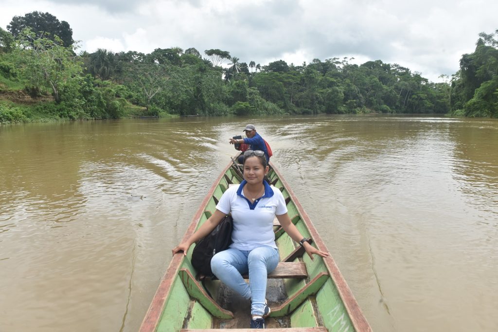 Shirley, asesora de Financiera Confianza, recorre aldeas remotas en lancha, en moto o a pie