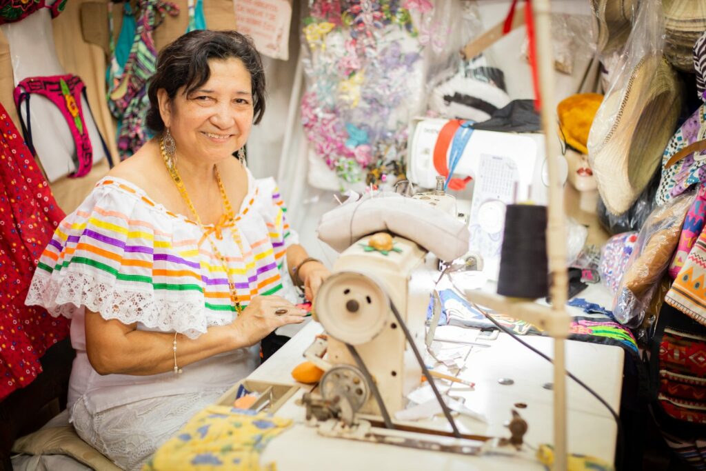 Adelina de León, emprendedora panameña de Microserfin (FMBBVA)