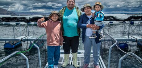 Juan Cruz Aruquipa, emprendedor peruano, con su mujer, Graciela Velásquez, y sus hijos. Lago Titicaca (2)