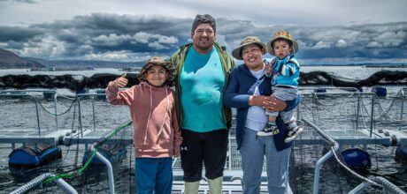 Juan Cruz Aruquipa, emprendedor peruano, con su mujer, Graciela Velásquez, y sus hijos. Lago Titicaca