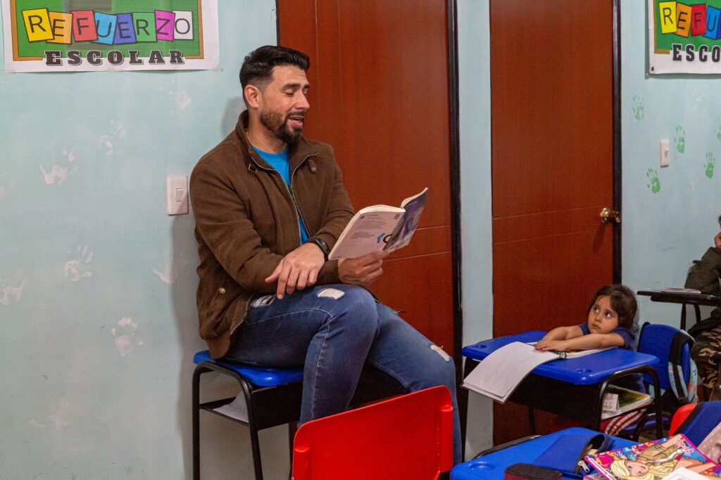 Andrés Hernández durante sus clases en el negocio que han puesto en marcha él y su mujer: Tu refuerzo escolar