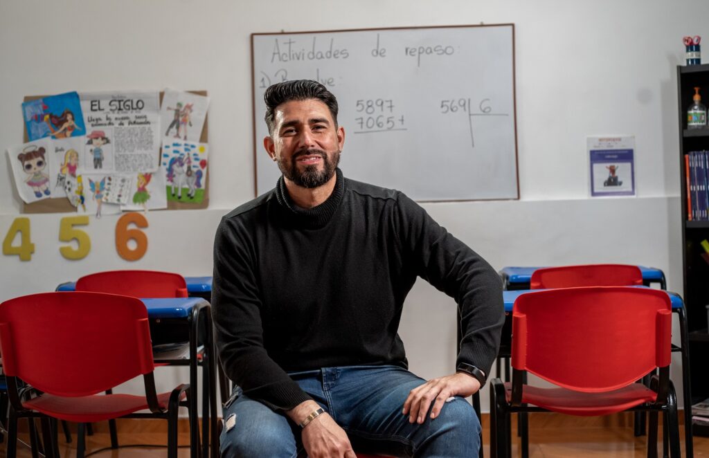 Andrés Hernández, refugiado venezolano, ha recibido financiación y formación de Bancamía (FMBBVA) para empezar una vida en Colombia gracias a su negocio de clases de refuerzo escolar para niños