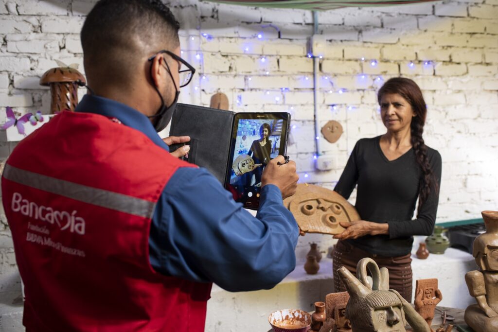 La emprendedora colombiana de Bancamía (FMBBVA) Fabiola Otero fabrica artesanía típica de la cultura malagana