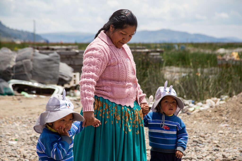 La emprendedora peruana Graciela Velásquez, con sus hijos