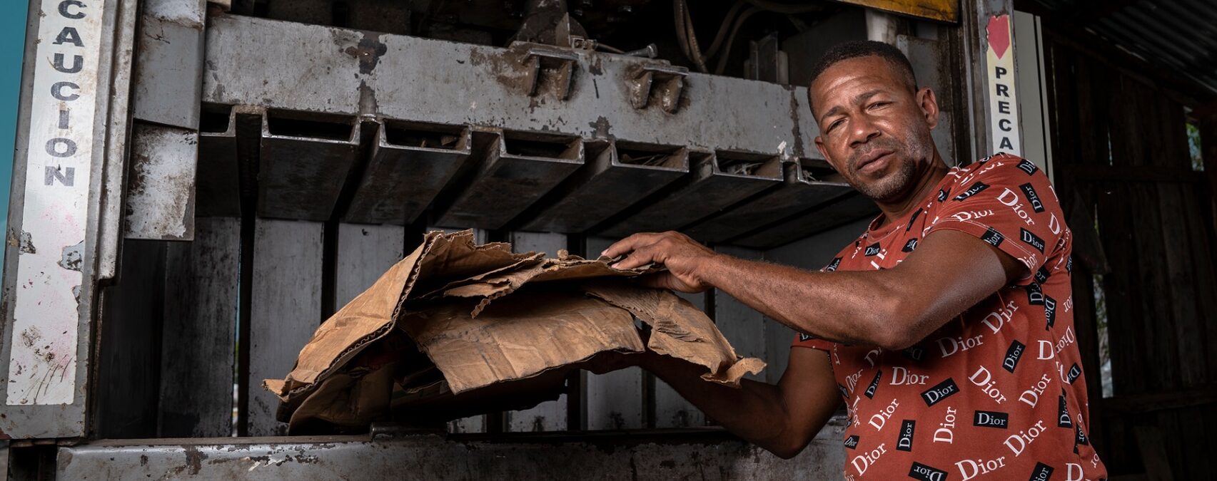Santos Báez, emprendedor dominicano, recicla cartón, plástico y vidrio