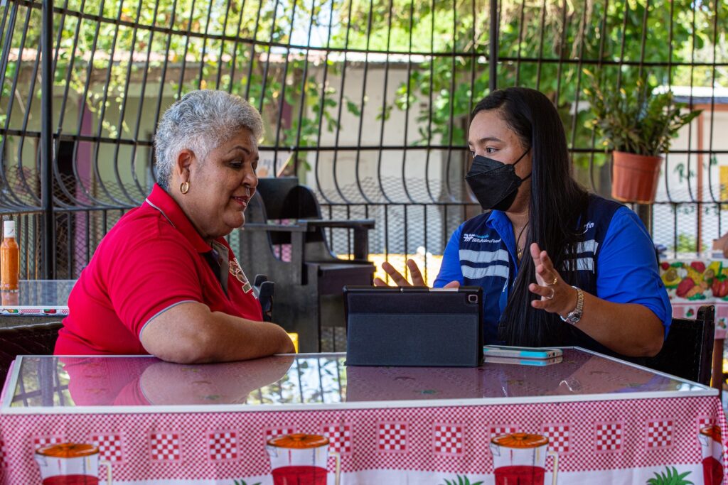 Julia Sandoval con su asesora de Microserfin, entidad panameña de la FMBBVA