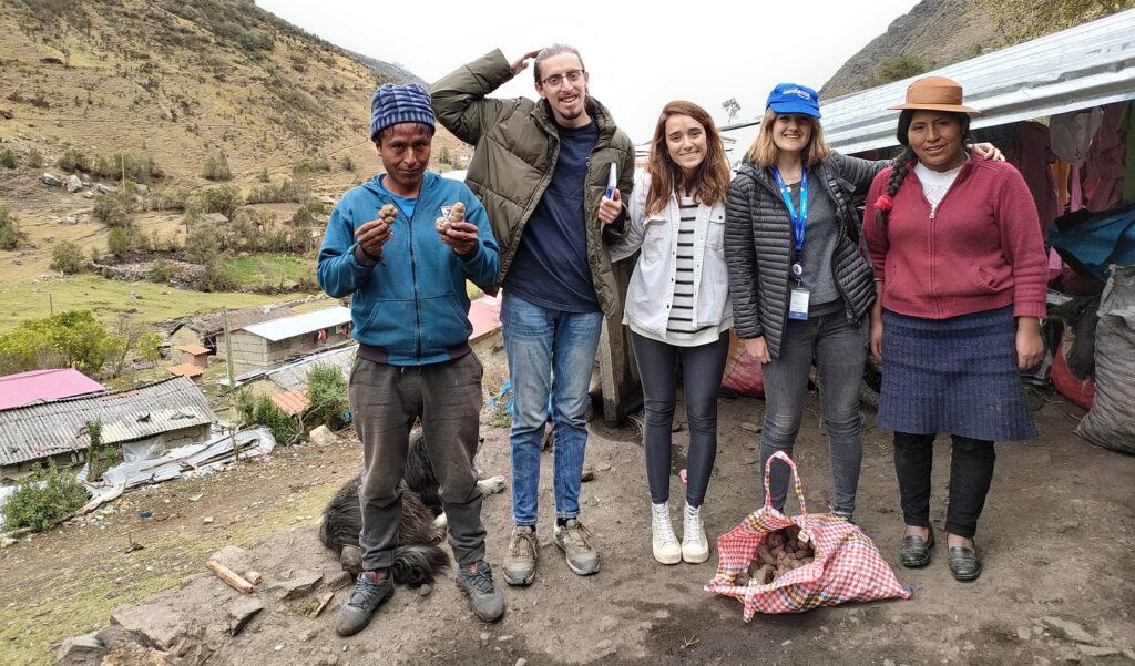 Becados DIME durante su visitan a emprendedores de Financiera Confianza (FMBBVA Perú)