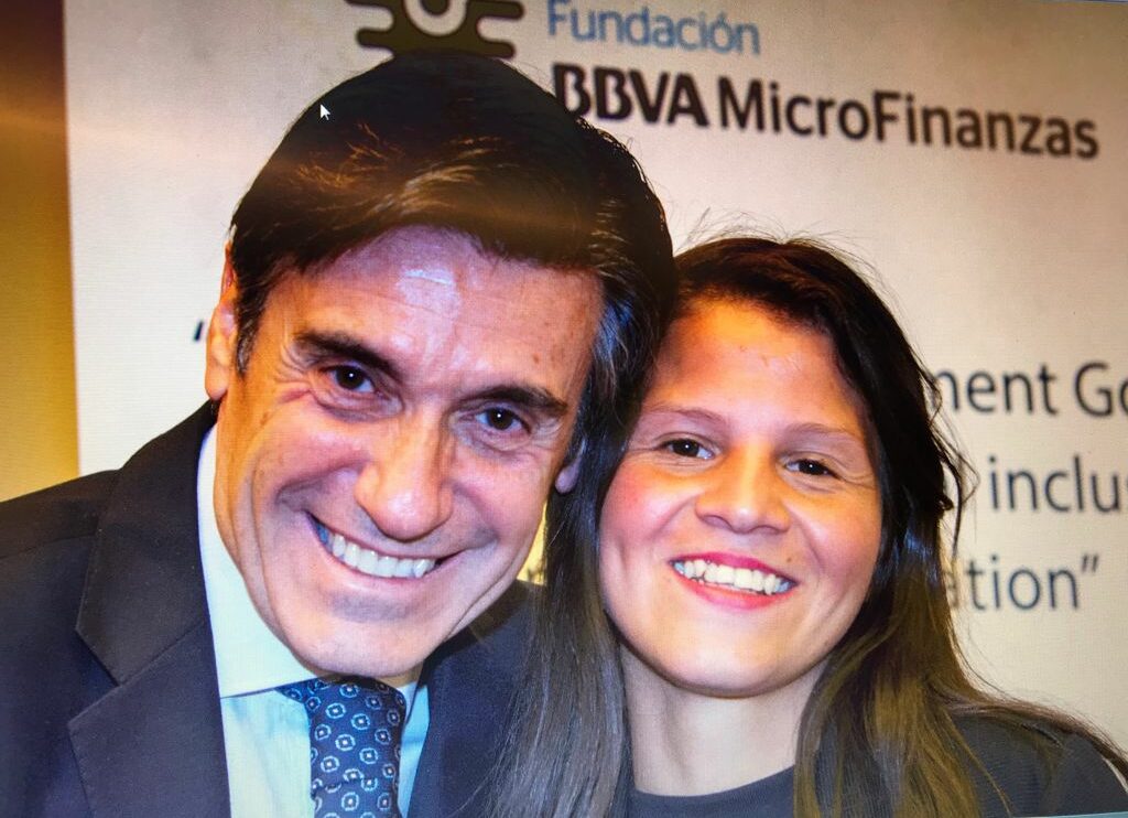 Javier M. Flores y Jessica Hernández, en un acto de Bancamía, entidad de la FMBBVA en Colombia