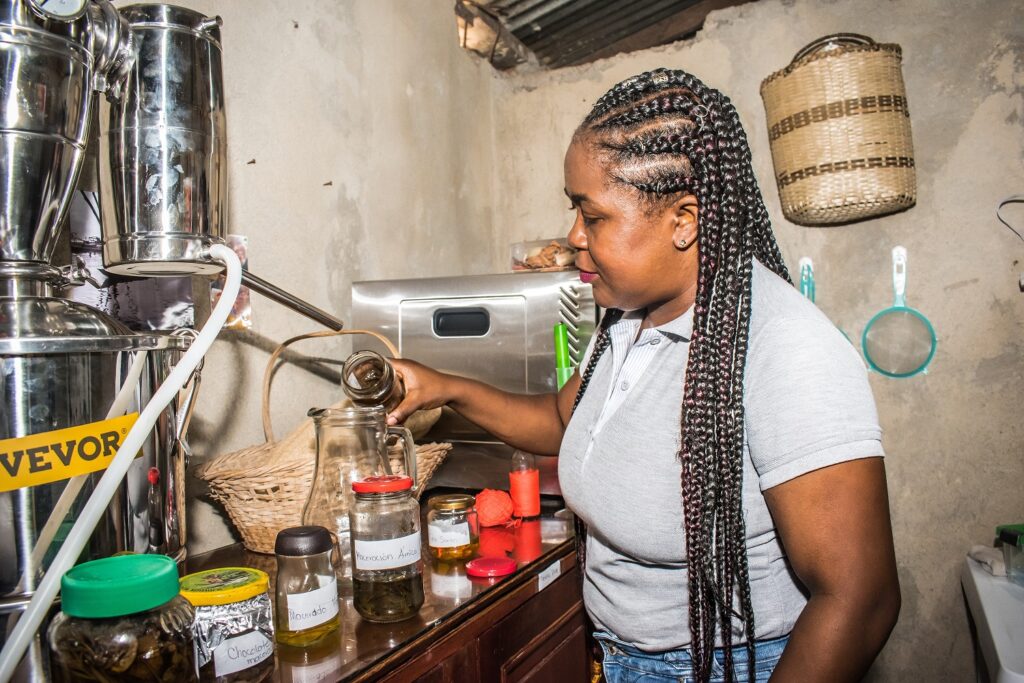 Celia Mosquera, emprendedora colombiana de Bancamía( FMBBVA), elaborando cosméticos naturales