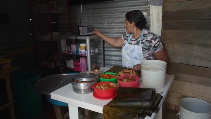 La emprendedora Blanca Vega prepara hallacas en su casa - FMBBVA - Colombia