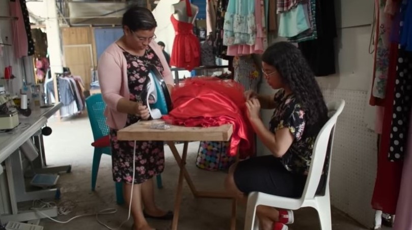 La emprendedora Olga Ortiz con su hija en su taller de costura - FMBBVA - Colombia
