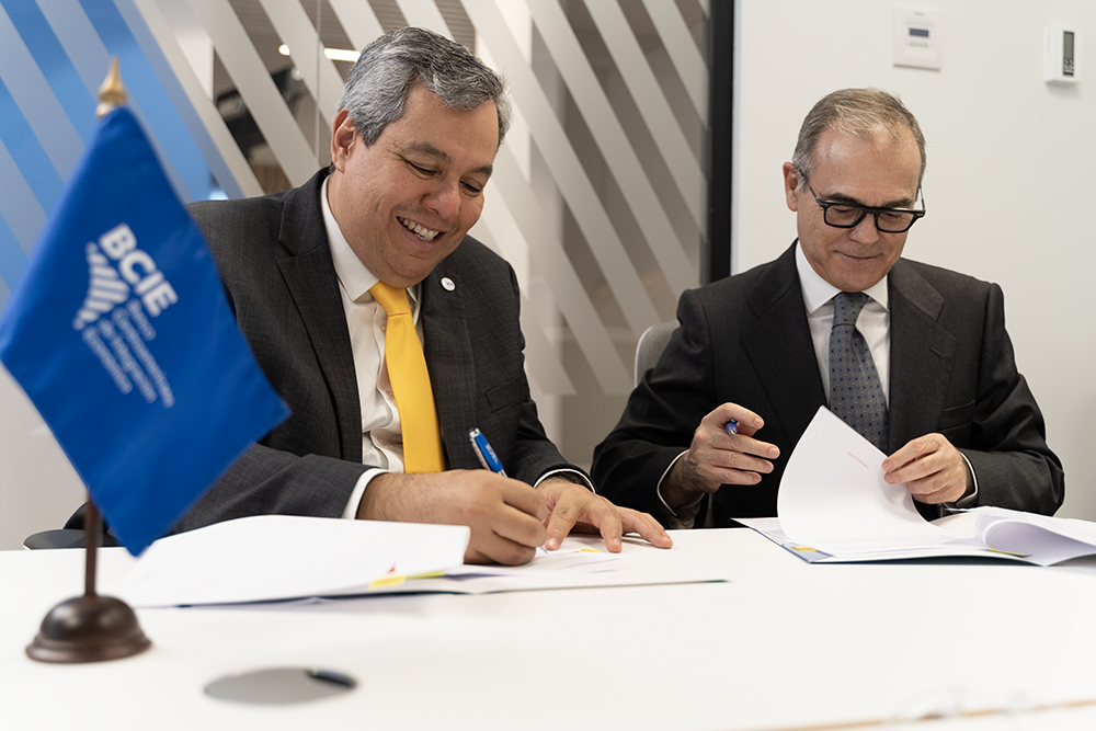 Firma alianza estratégica - De izquierda a derecha,  el Dr. Dante Mossil, presidente ejecutivo del BCIE, y Alejandro Lorca, director de Finanzas de la FMBBVA