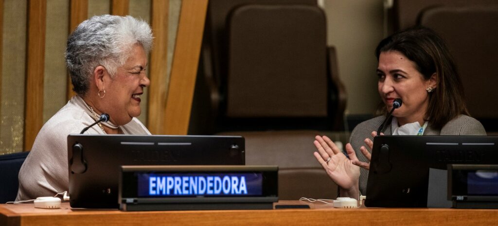 La emprendedora panameña Julia Sandoval, a la izquierda, y Laura Fernández Lord, responsable de Mujer y Sostenibilidad FMBBVA, durante al acto de la FMBBVA en Naciones Unidas