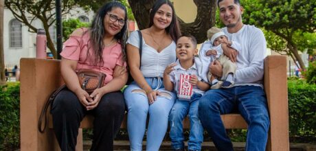 José Romero con su mujer, sus dos hijos y su madre, a quienes ha podido llevar a Perú (Financiera Confianza, FMBBVA)