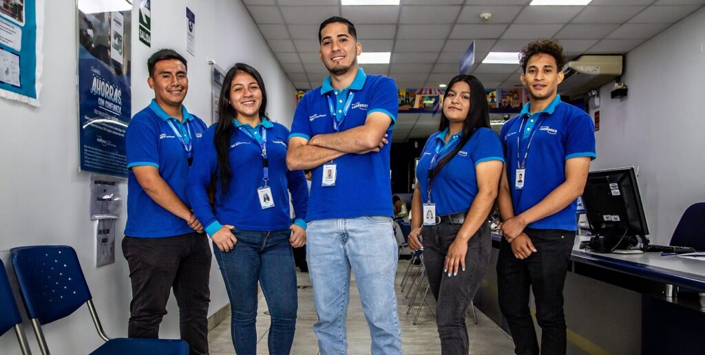 José Romero, en el centro de la imagen con sus compañeros de Financiera Confianza (FMBBVA)