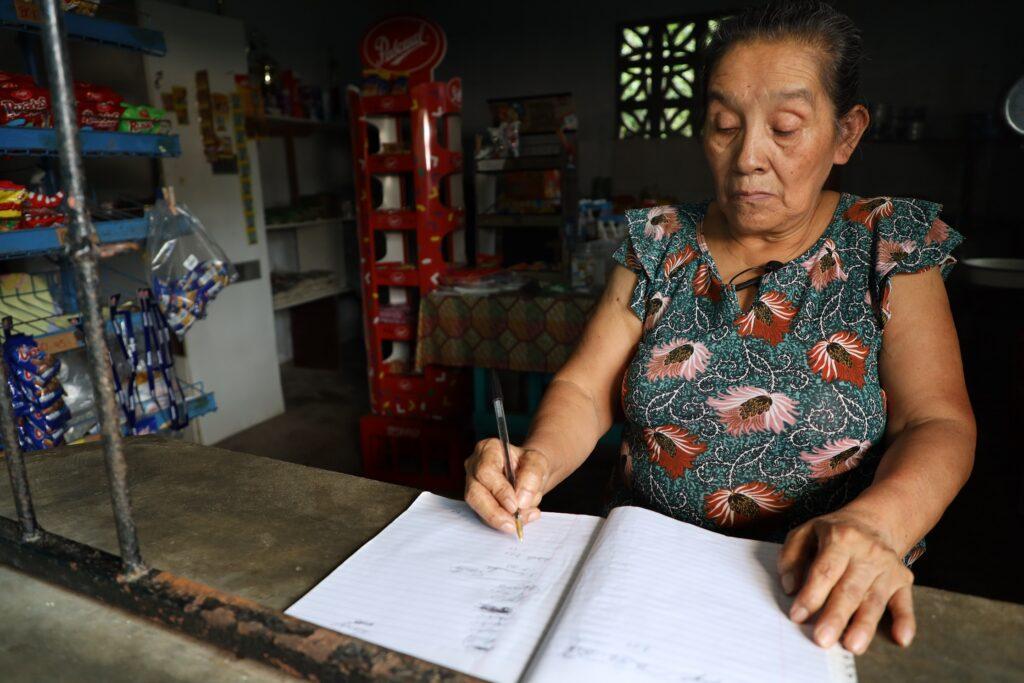 Emprendedora panameña haciendo la contabilidad de su negocio (Microserfin. FMBBVA)