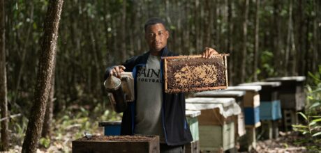 Wilton García, apicultor dominicano. Banco Adopem (FMBBVA)
