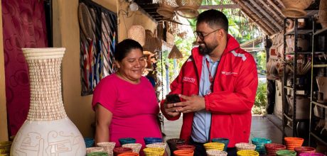 Emprendedora y asesor Amazonia Bancamia FMBBVA