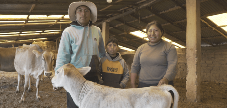ganadera y agricultora chilena, con sus dos hijos. FMBBVA (Fondo Esper